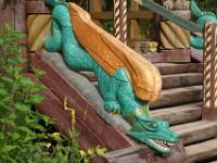 Mythologische Drachenfigur an Treppe in Mandrogi